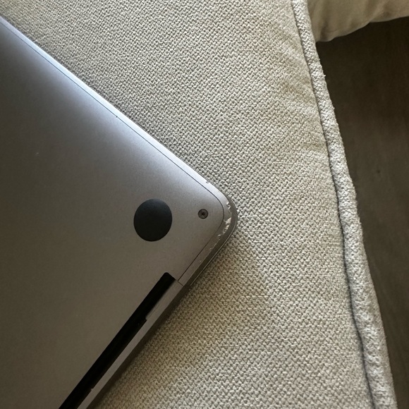 Apple MacBook Pro 13.3" Intel Core i5 8th Gen., 1.40 GHz, 8GB) - Picture 6 of 9